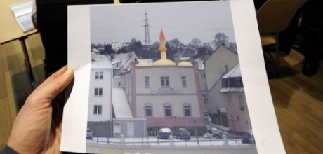 forgive me for thinking this is the same fascist protest against pretty much the same islamist architecture.