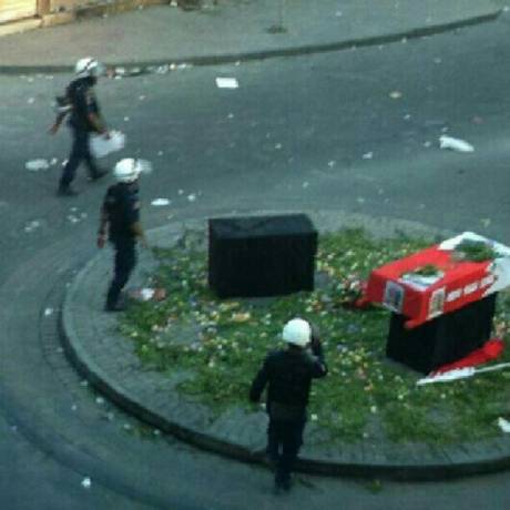 bahrain_oct05_2012_coffin_on_roundabout.jpg